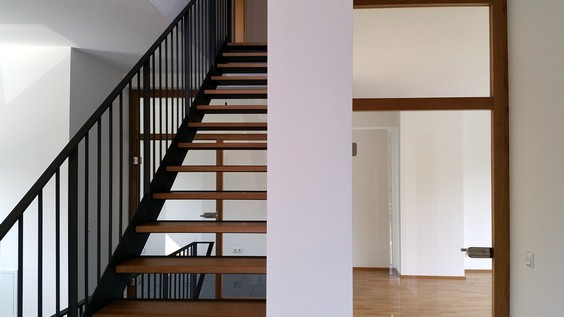 Doppelwohnhaus Dr. U., Radebeul - Wohnung II, EG, offene Diele mit Treppe und Wohnraum mit Küche als fließende Räume